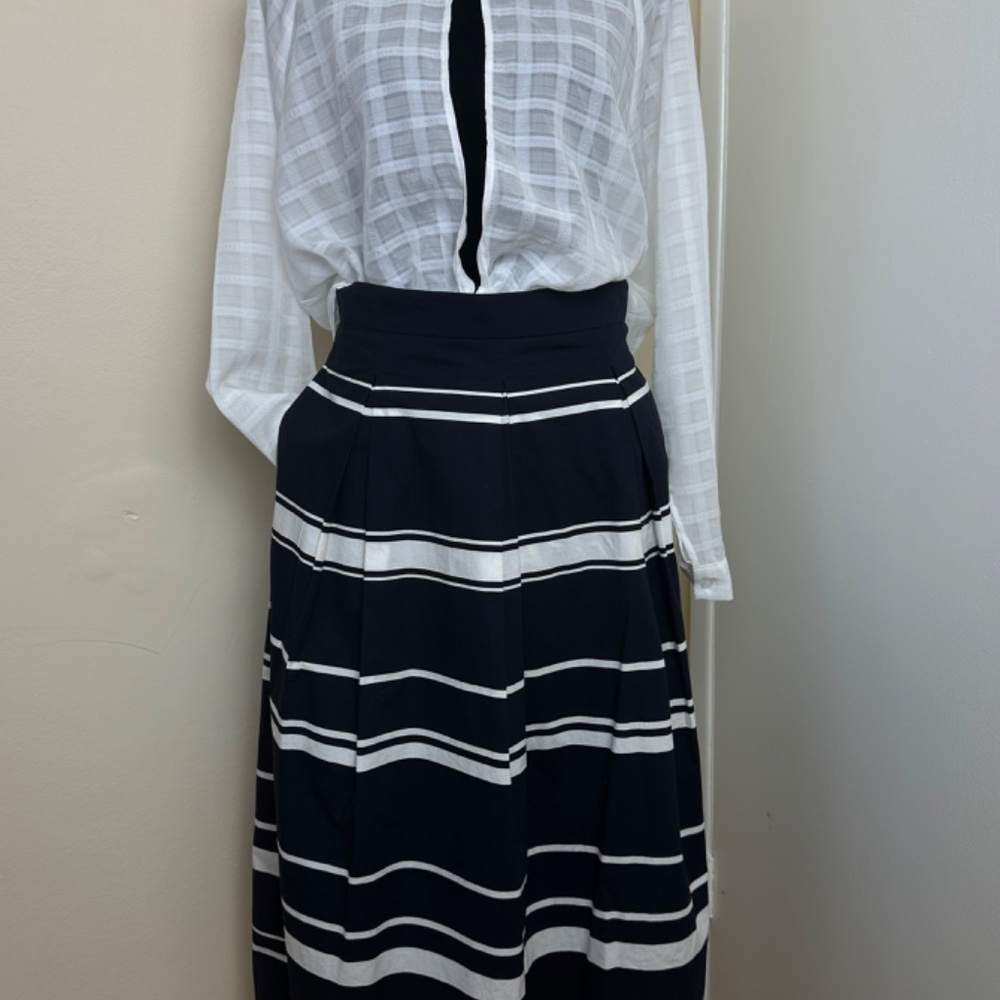 Ann Taylor Pleated Navy & White Striped Skirt Sz4